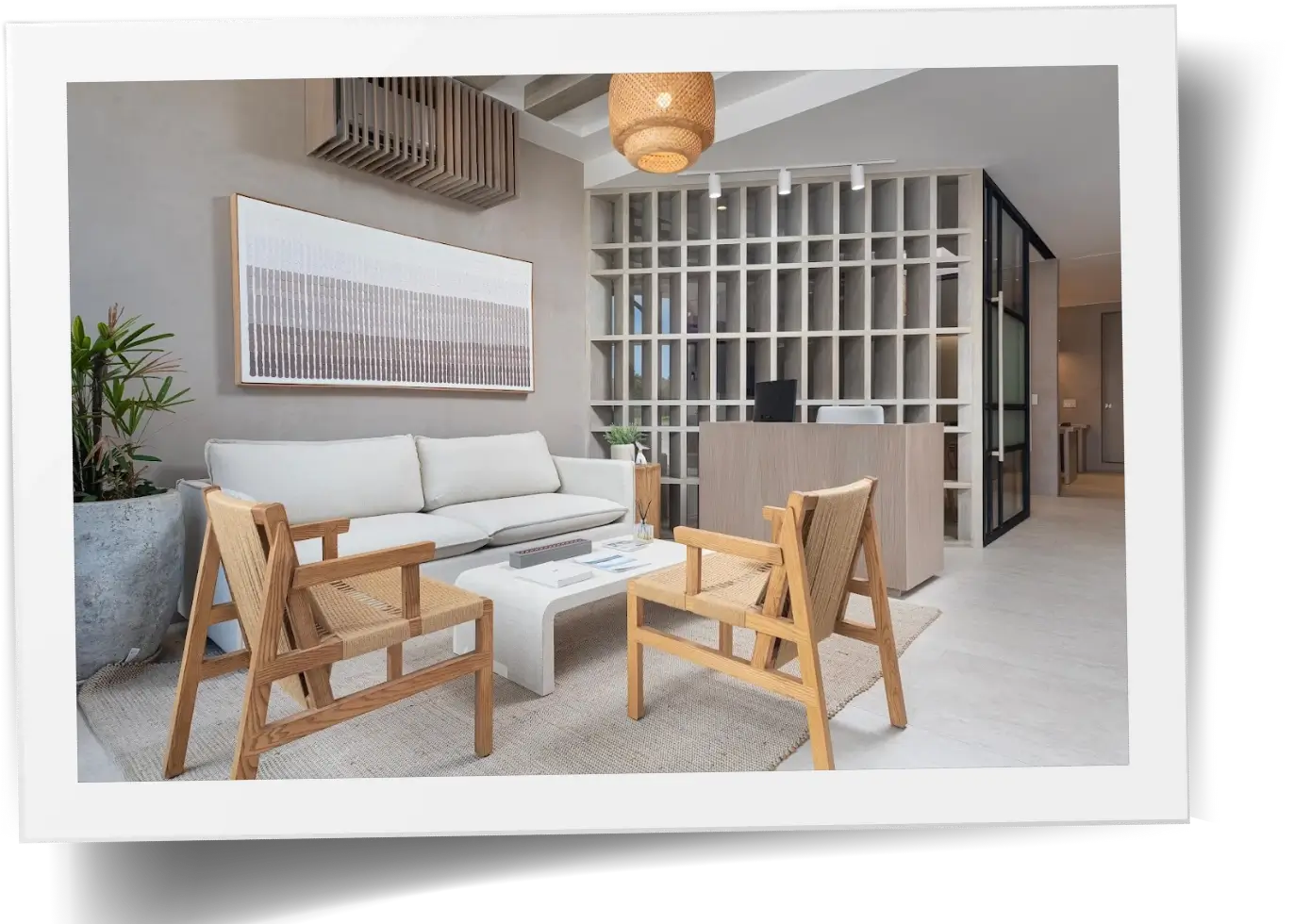 Mujer en un balcon con sillas detras de ella