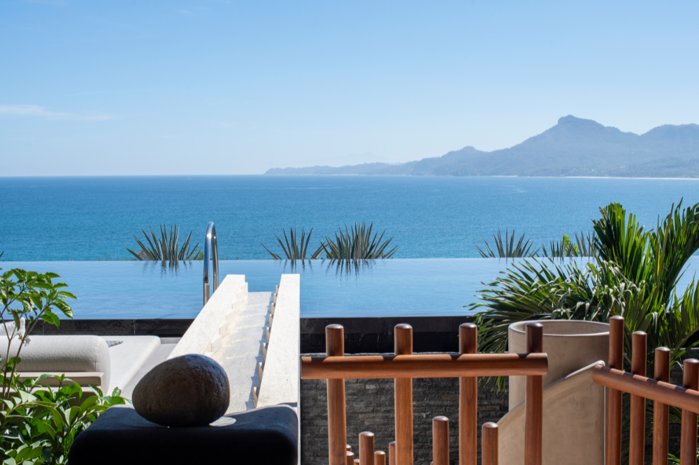 The striking vertical architecture of Casa Alum, one of the most exclusive sea view villas for private stays and luxury retreats in Kupuri.